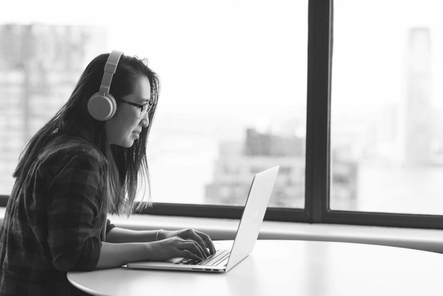 Spazio di lavoro dedicato alla scrittura SEO e strategia digitale